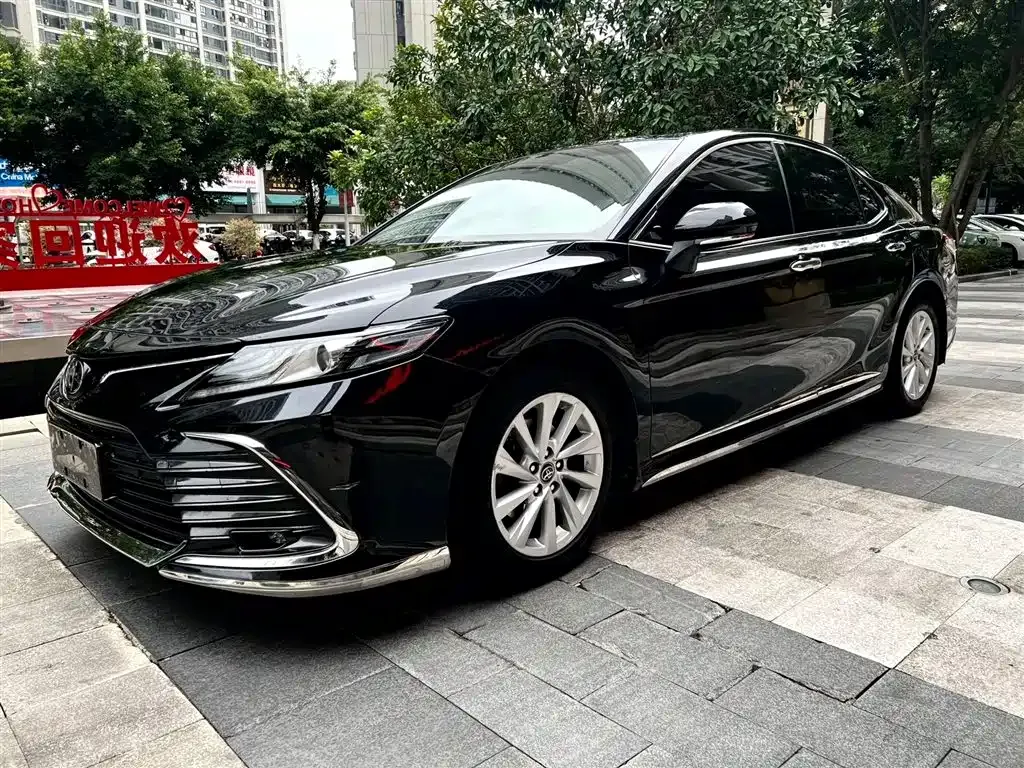 Toyota Camry — фото 1