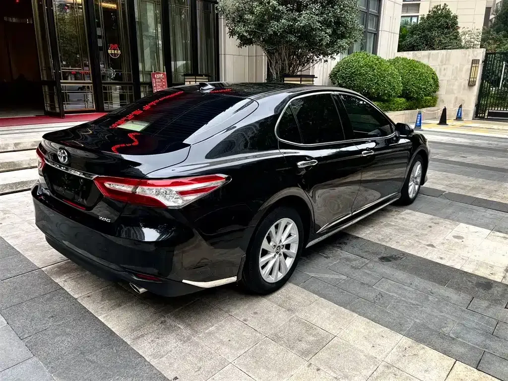 Toyota Camry — фото 5