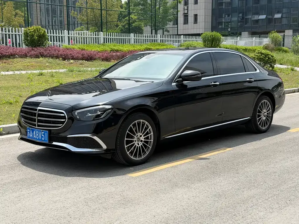 Mercedes-Benz E-Class — фото 1