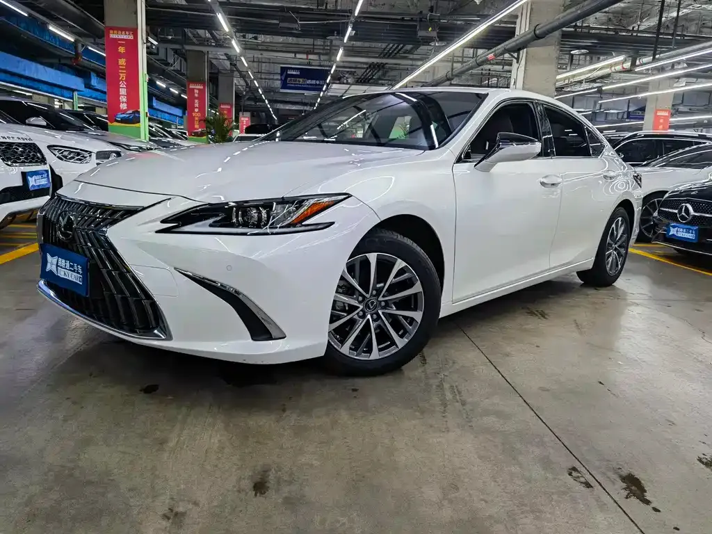 Lexus ES — фото 1