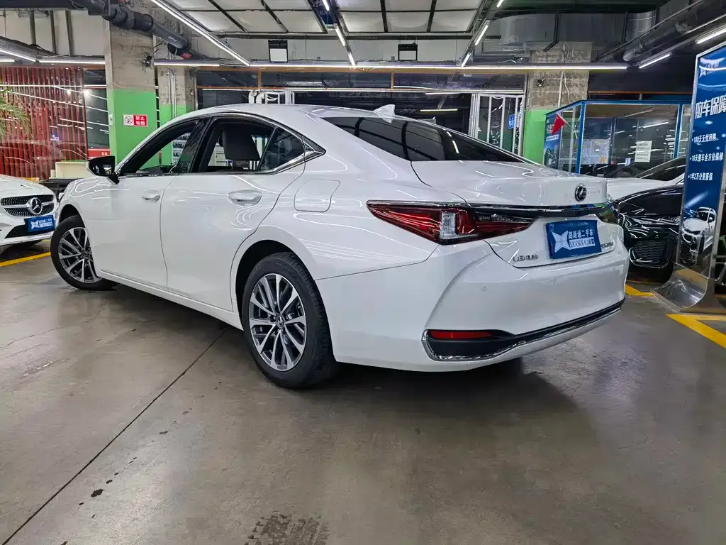 Lexus ES — фото 10