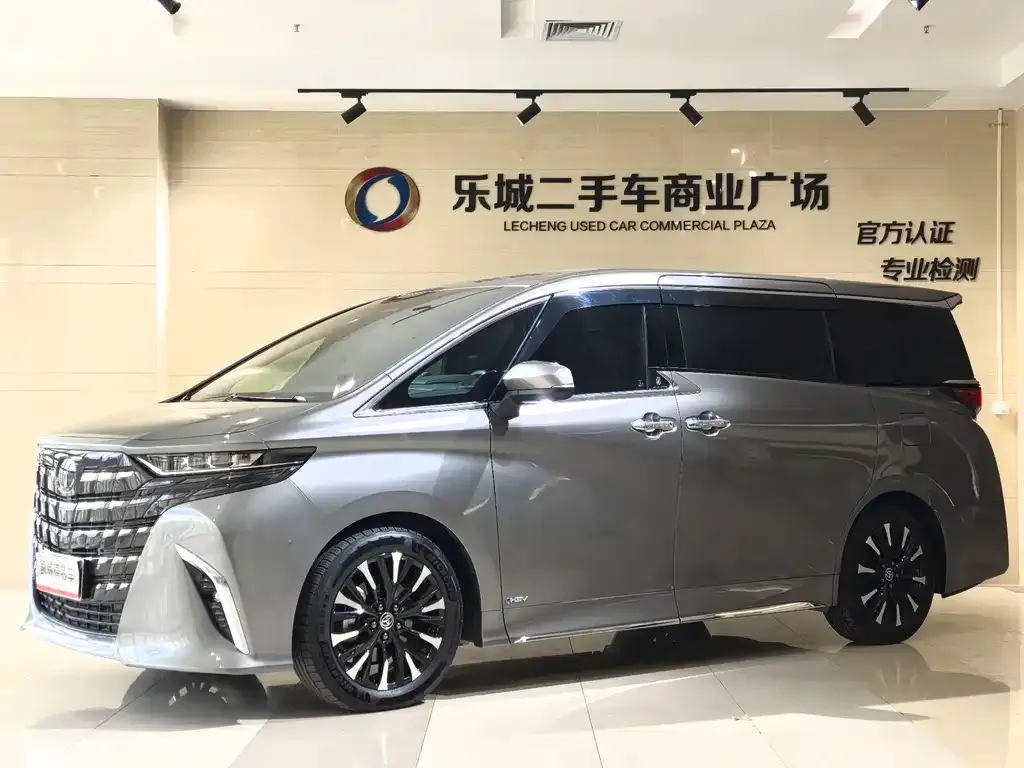 Toyota Alphard — фото 1
