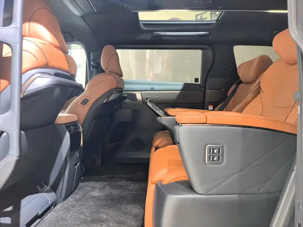 Toyota Alphard — фото 8