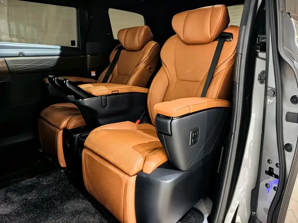 Toyota Alphard — фото 7