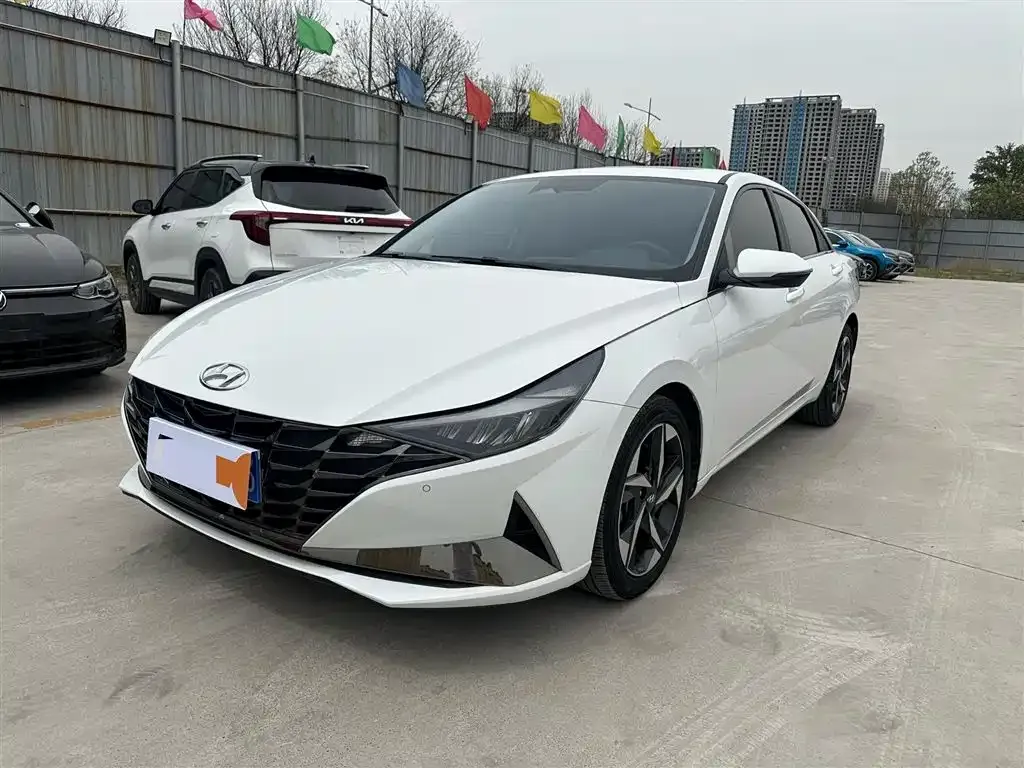 Hyundai Elantra — фото 1