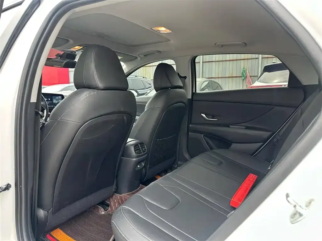Hyundai Elantra — фото 2