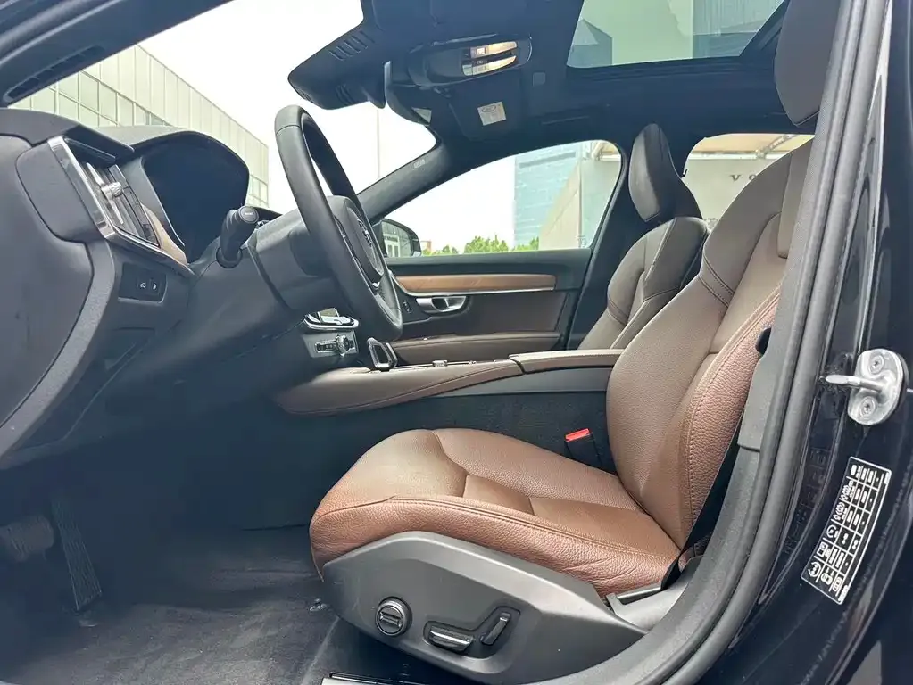 Volvo S90 PHEV 2024 из CN, фото 2