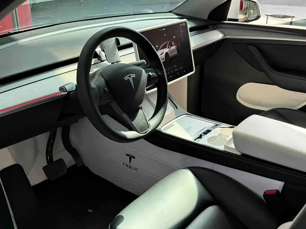 Tesla Model Y — фото 4