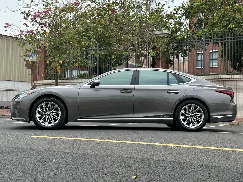 Lexus LS — фото 10
