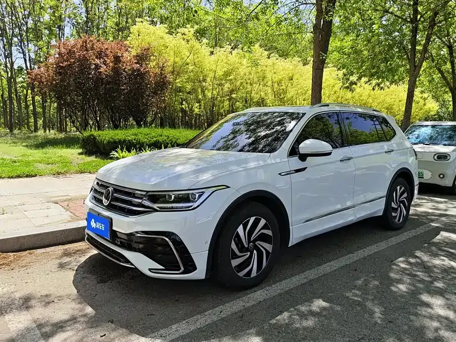 Volkswagen Tiguan L — фото 1