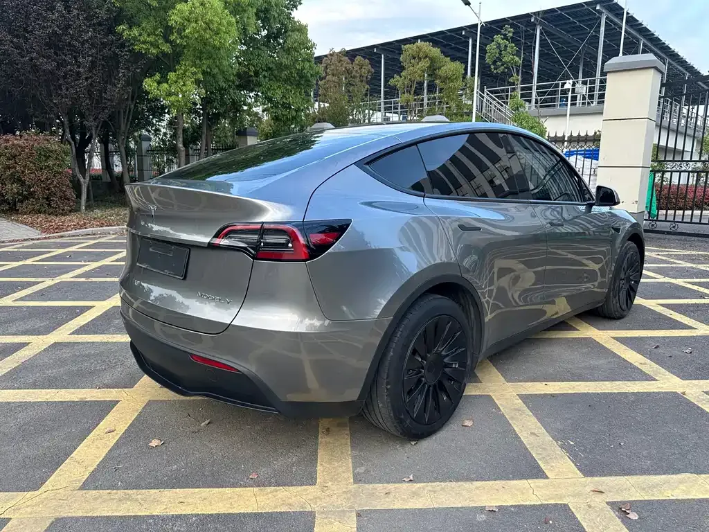 Tesla Model Y — фото 7