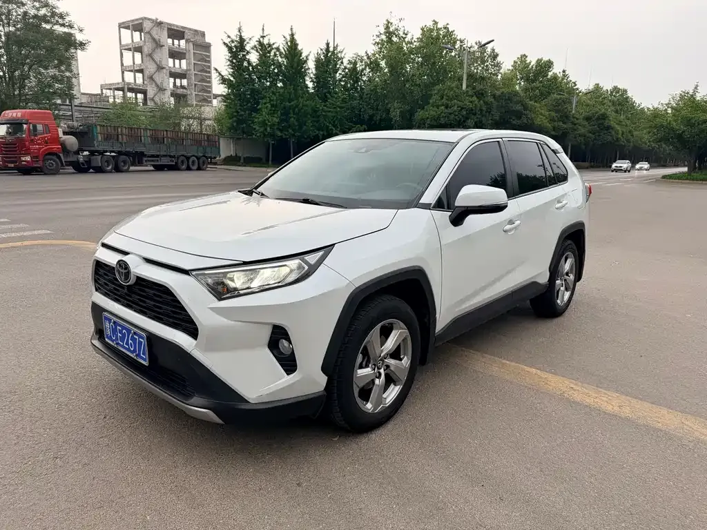 Toyota RAV4 — фото 1