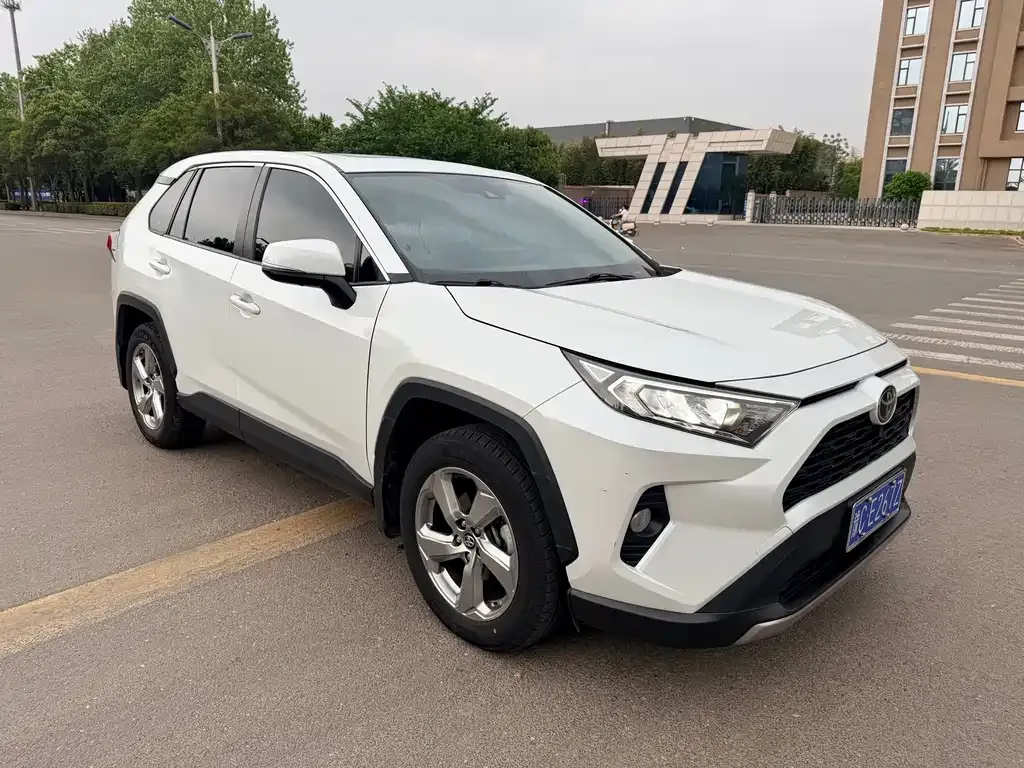 Toyota RAV4 — фото 7