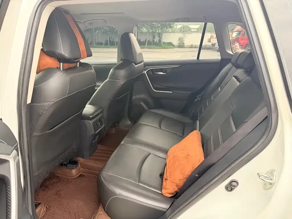 Toyota RAV4 — фото 6