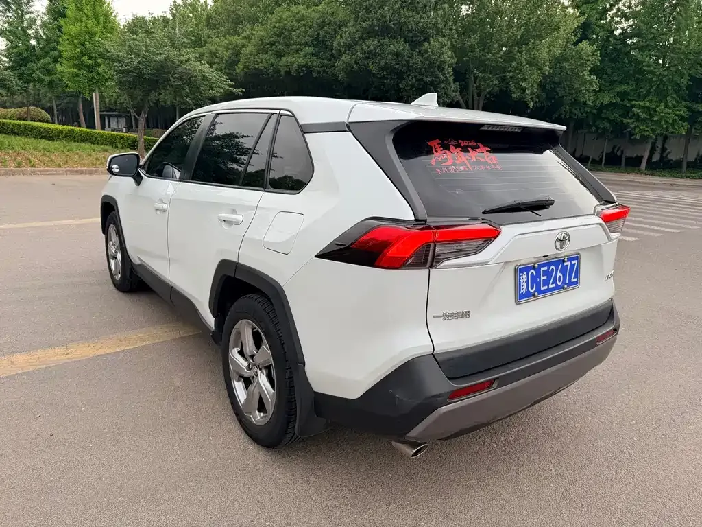 Toyota RAV4 — фото 9