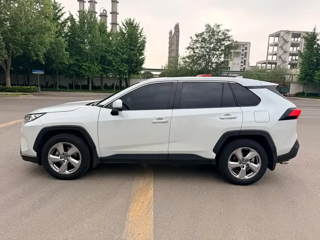 Toyota RAV4 — фото 8