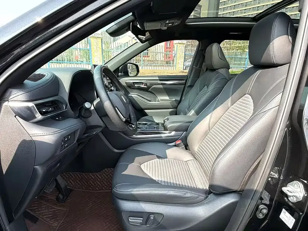 Toyota Crown Kluger 2023 из CN, фото 8