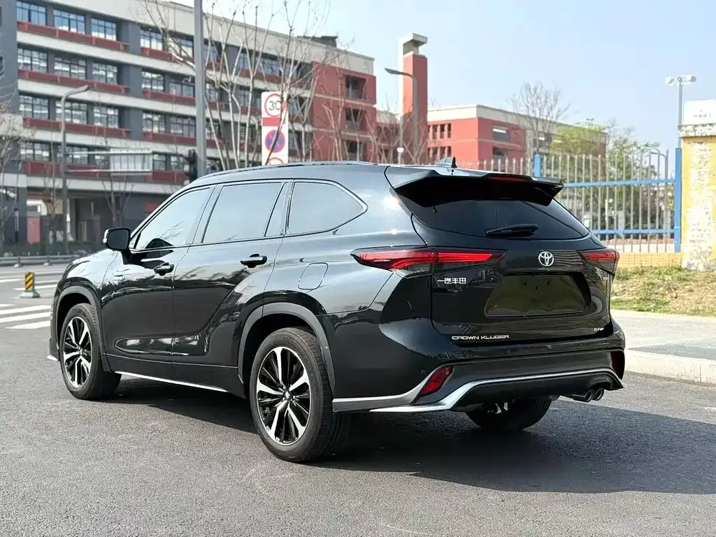 Toyota Crown Kluger 2023 из CN, фото 5