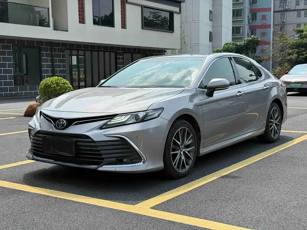 Toyota Camry — фото 1
