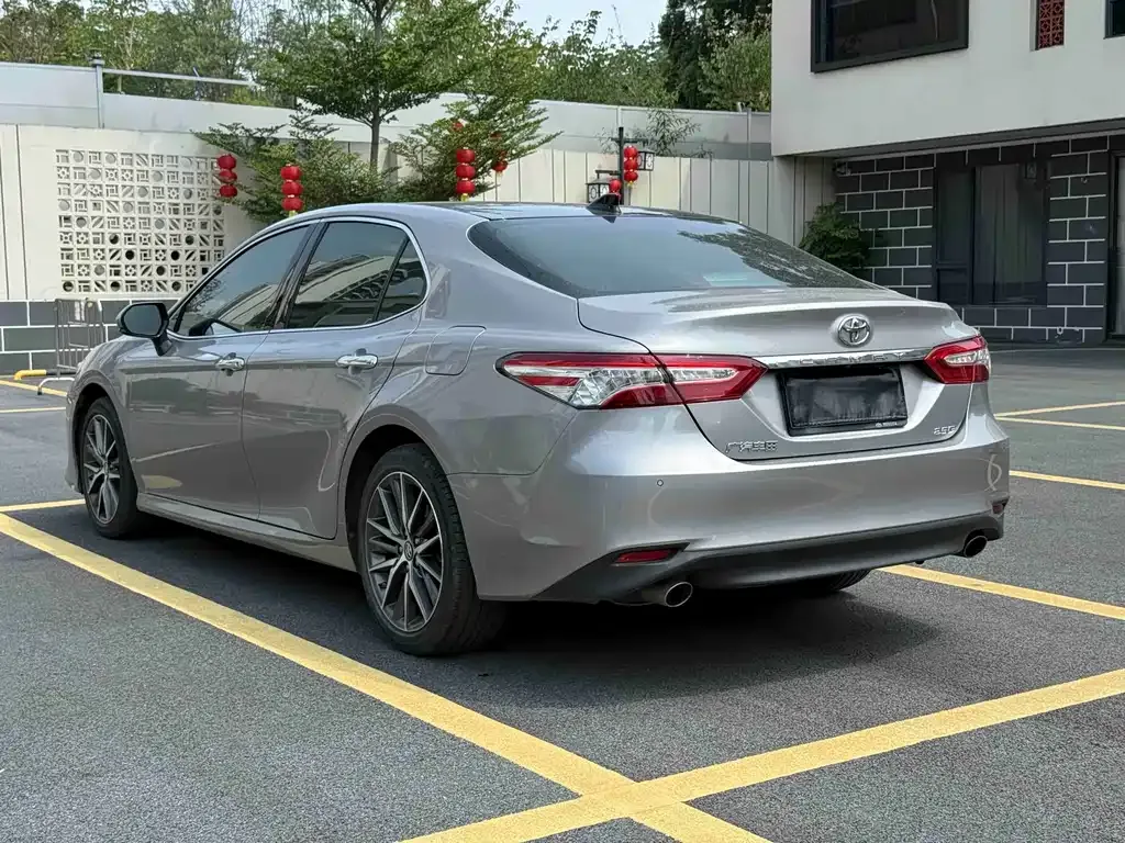 Toyota Camry — фото 5