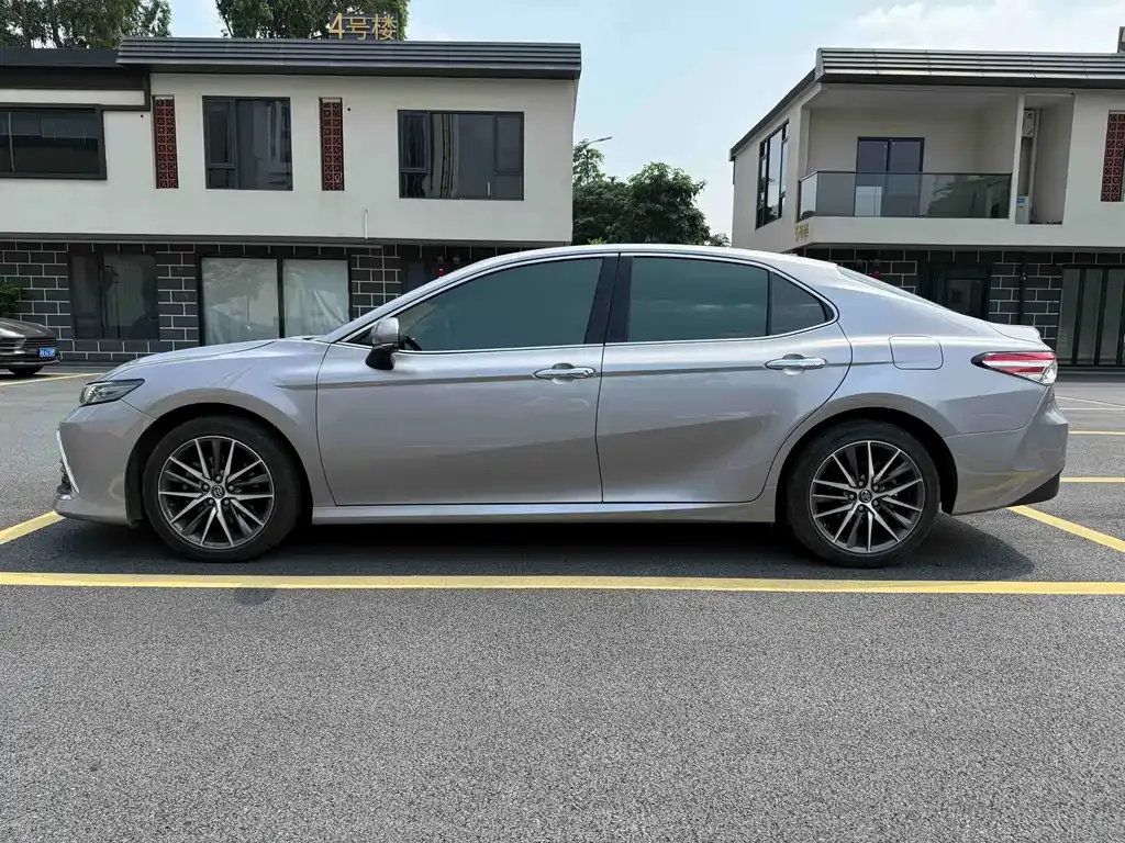 Toyota Camry — фото 7