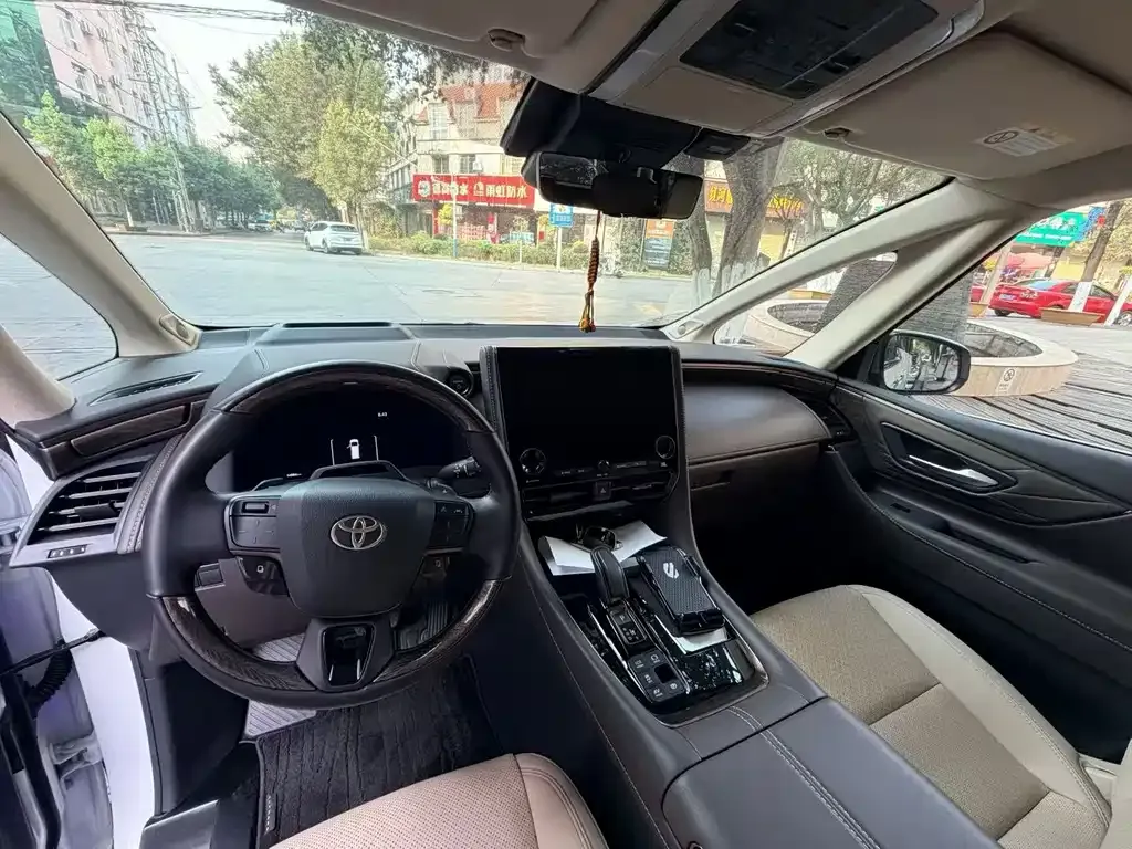 Toyota Alphard — фото 5