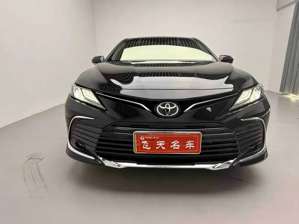 Toyota Camry — фото 1