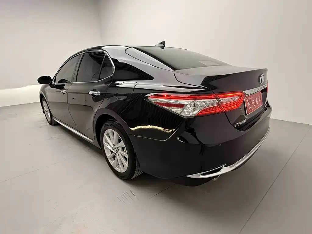Toyota Camry — фото 4