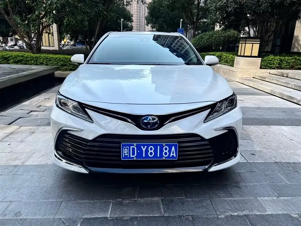 Toyota Camry — фото 1