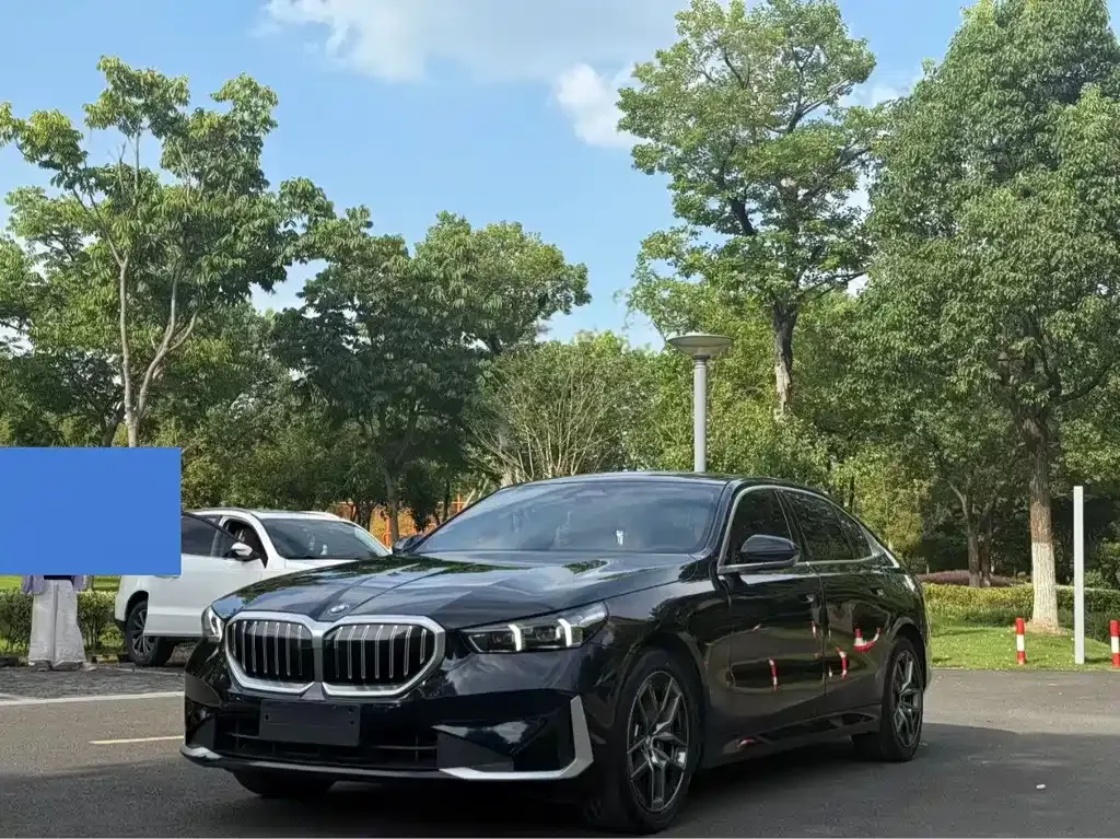 BMW 5 Series — фото 1