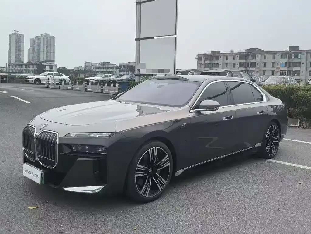 BMW i7