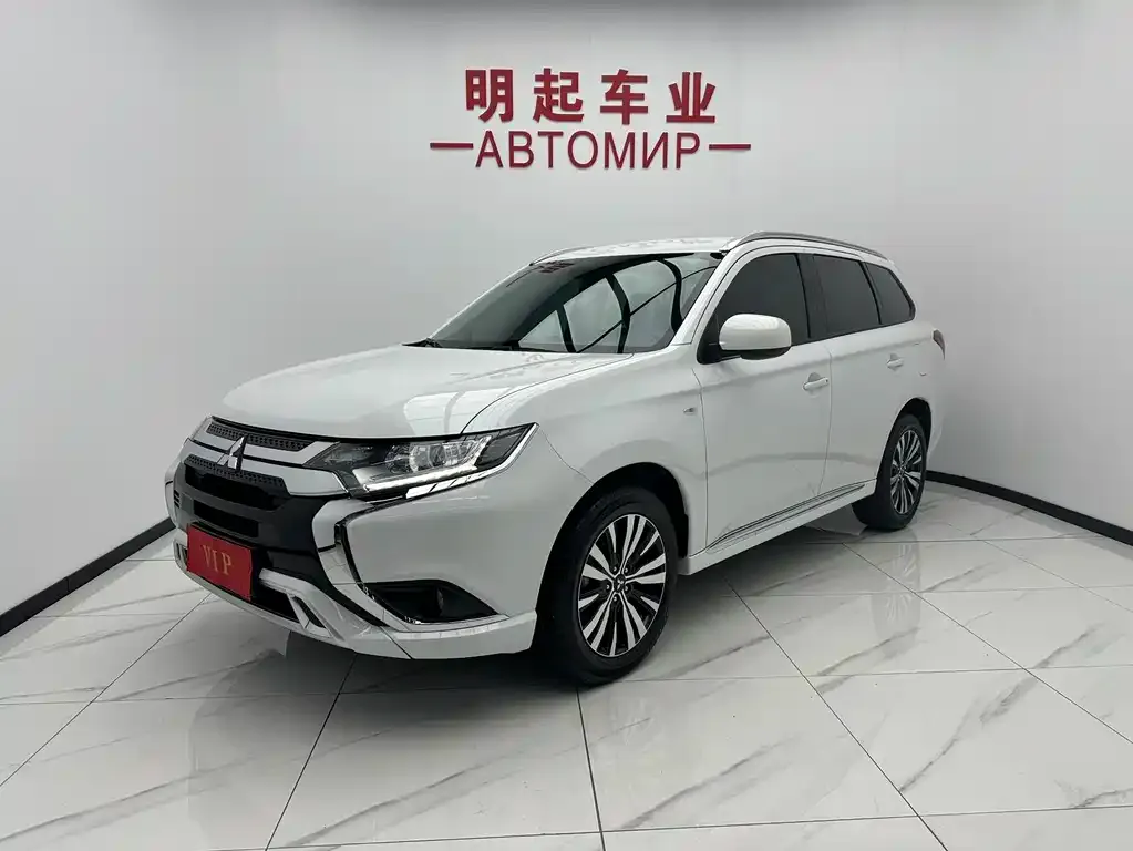 Mitsubishi Outlander — фото 1