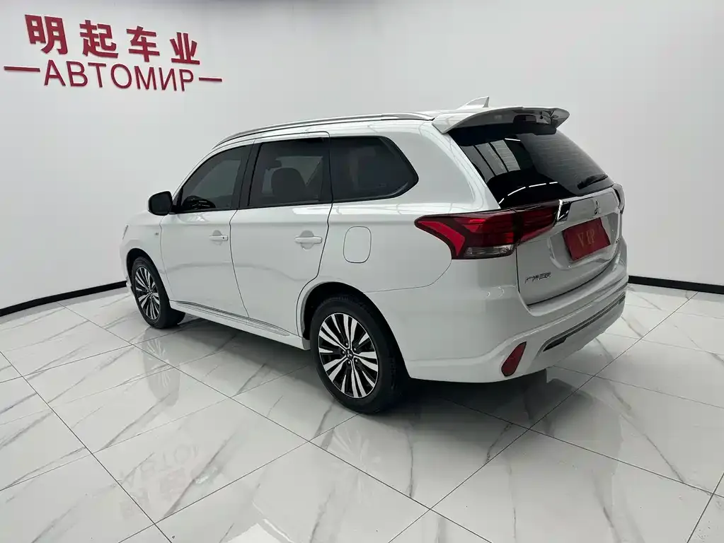 Mitsubishi Outlander — фото 3
