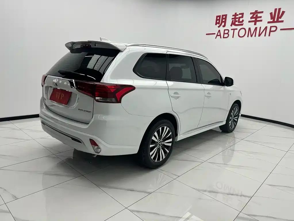 Mitsubishi Outlander — фото 5