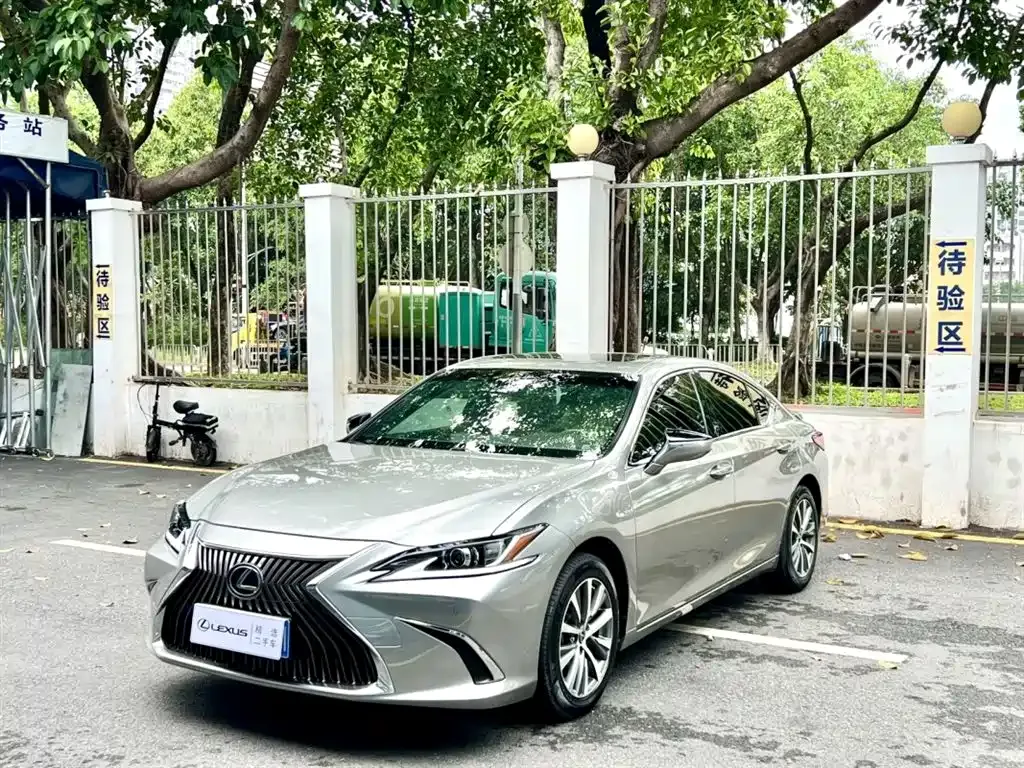 Lexus ES — фото 1