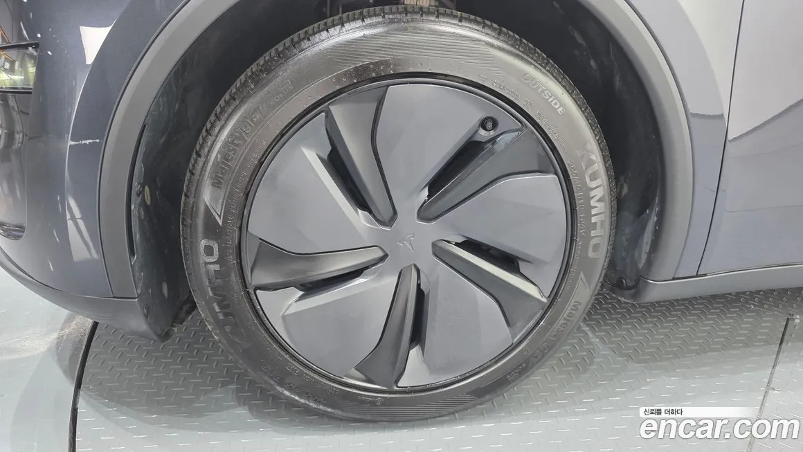 Tesla Model Y — фото 10