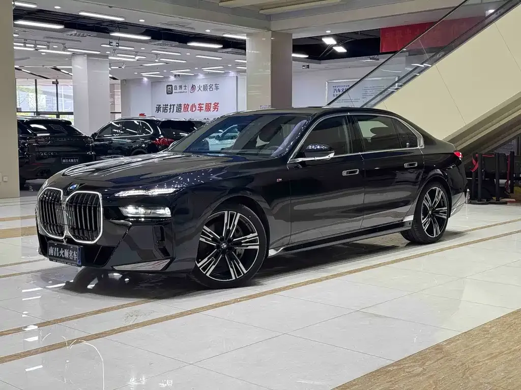 BMW 7 Series — фото 1