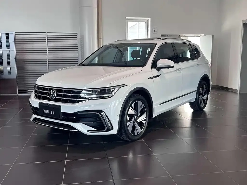 Volkswagen Tiguan L — фото 1