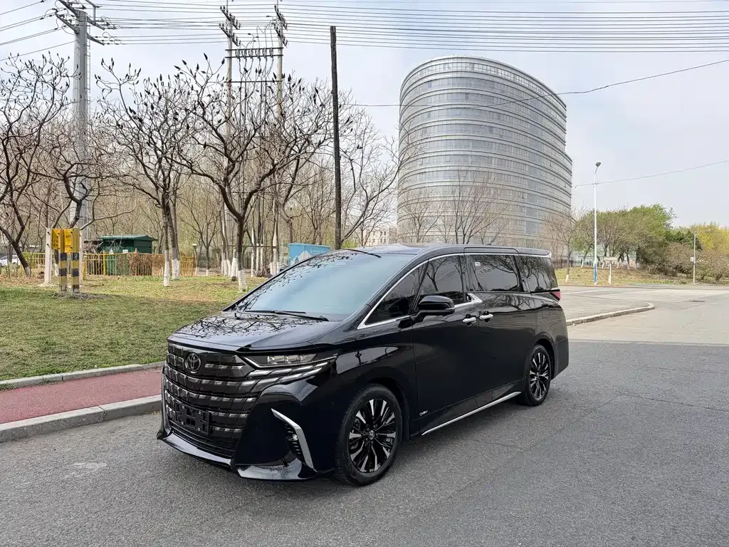 Toyota Alphard — фото 1