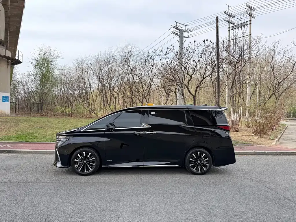 Toyota Alphard — фото 8