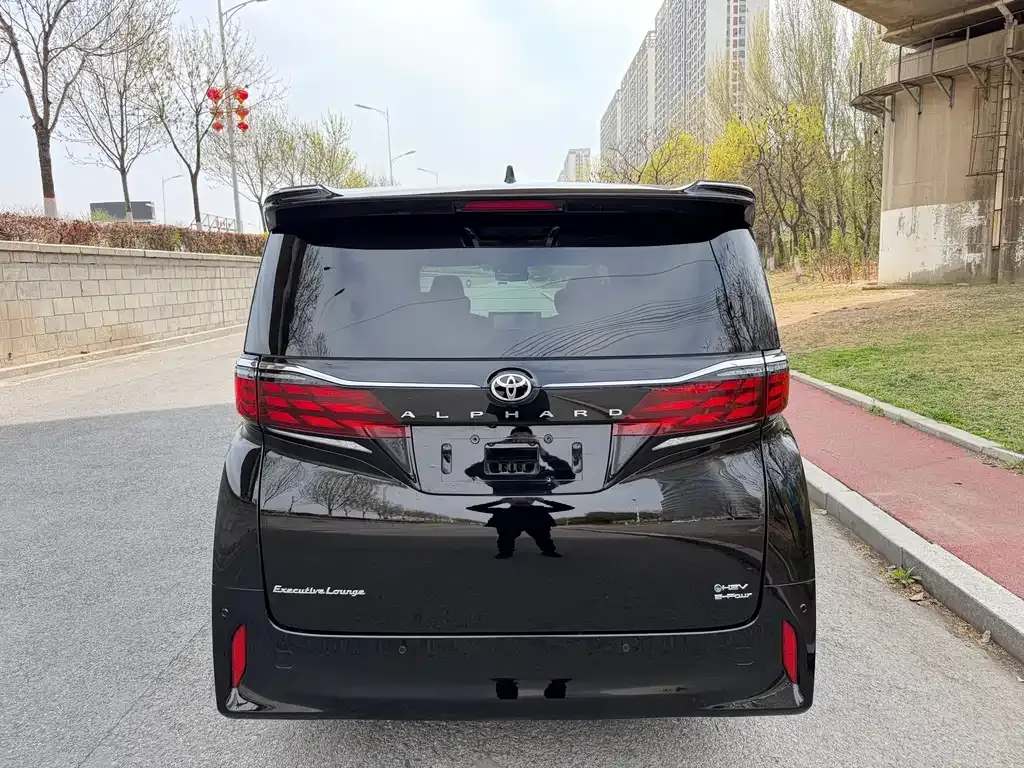 Toyota Alphard — фото 4