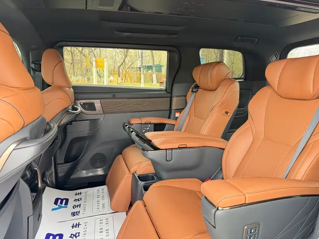 Toyota Alphard — фото 2