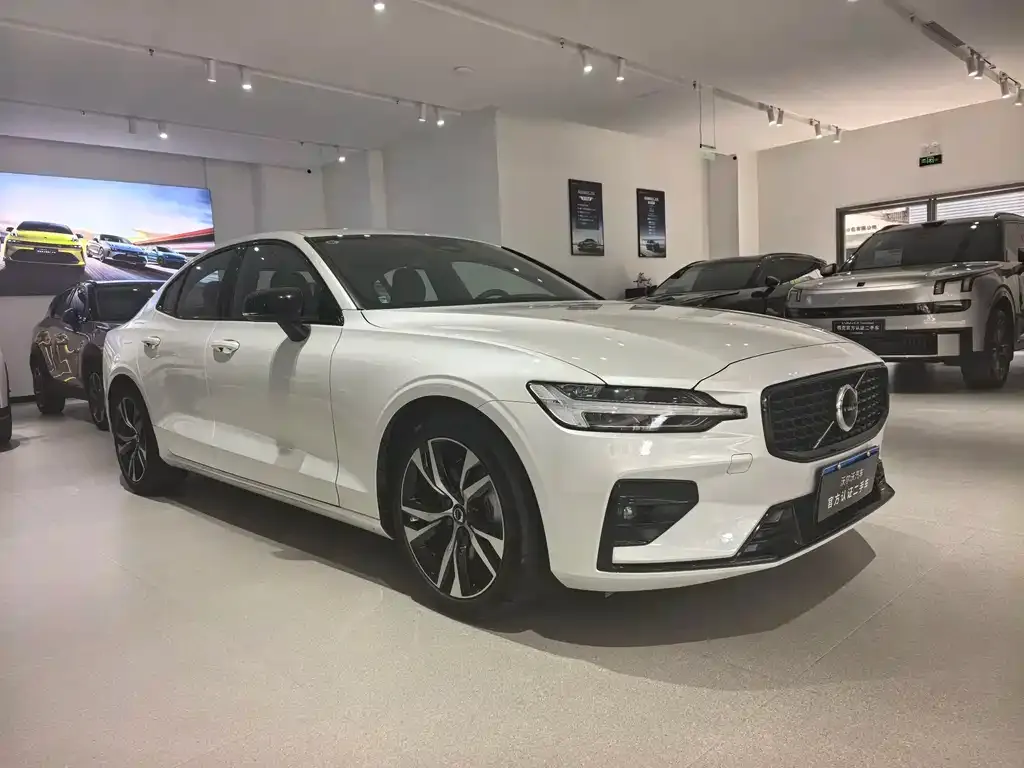 Volvo S60 — фото 1