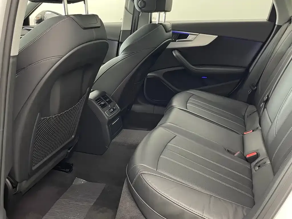 Audi A4L 2022 из CN, фото 6