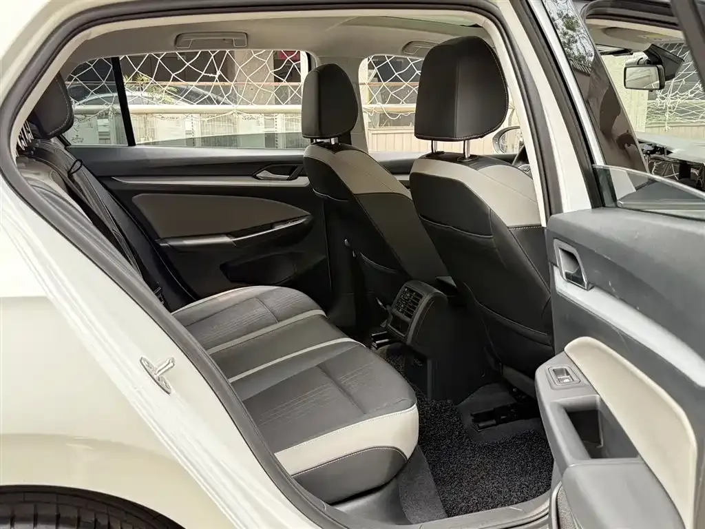 Volkswagen Golf 2021 из CN, фото 2