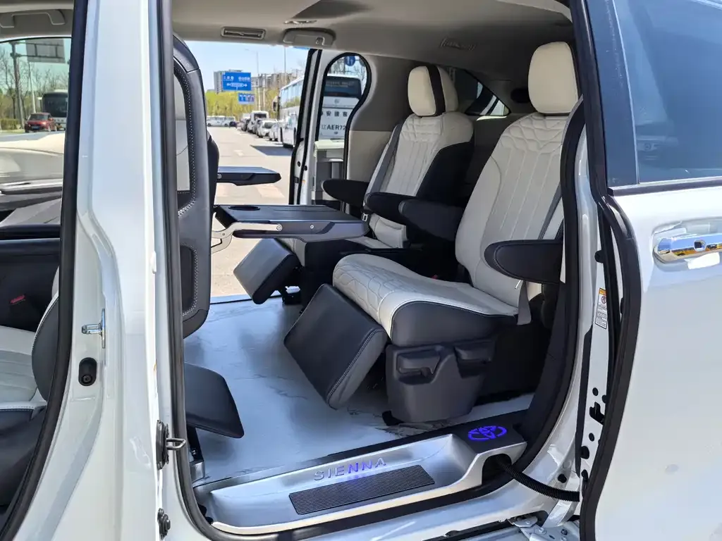 Toyota Sienna 2022 из CN, фото 2