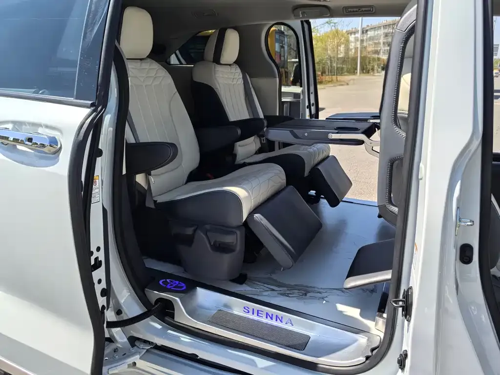 Toyota Sienna 2022 из CN, фото 3