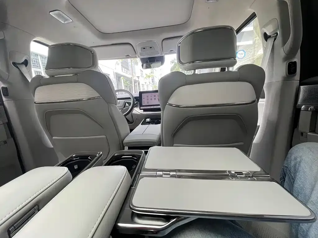 Volvo EM90 2025 из CN, фото 5
