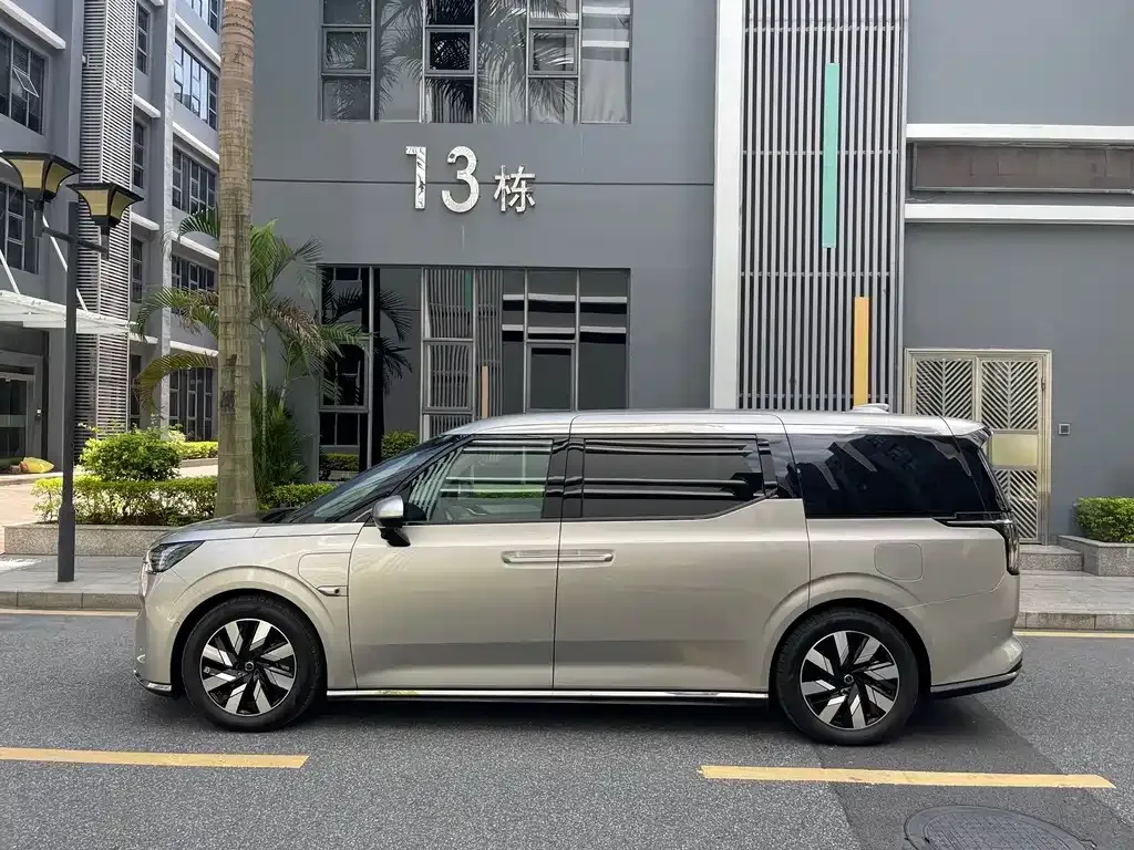 Volvo EM90 2025 из CN, фото 8