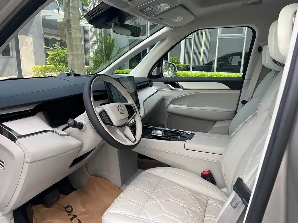 Volvo EM90 2025 из CN, фото 9